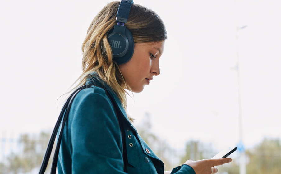 JBL Live 650BTNC Lass dir von deinem Sprachassistenten helfen. - Image