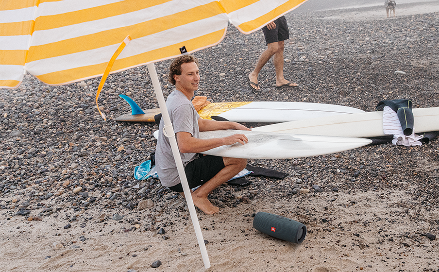 JBL Charge Essential 2 Du kannst mit dem wasserdichten Design gemäß IPX7 ruhig einen Sprung ins Wasser wagen - Image