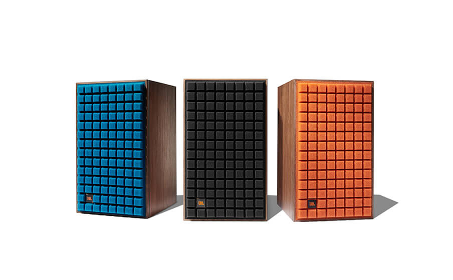 L82 Classic Retro-Design mit charakteristischem JBL-Styling und Vintage-Quadrex-Schaumabdeckung in drei Farben: Schwarz, Braunorange und Dunkelblau - Image