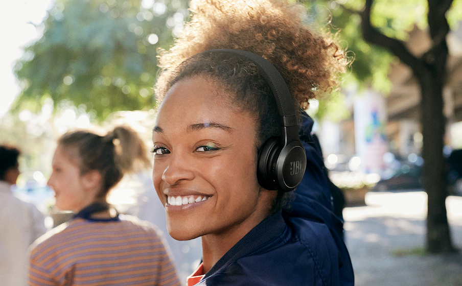 JBL Live 460NC Hol dir Hilfe, indem du einfach deine Stimme verwendest. - Image